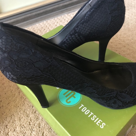 MOOTSIE TOOTSIE GLAM LACE AND SATIN PUMPS, BLACK, SIZE 8-1/2 - Picture 3 of 8